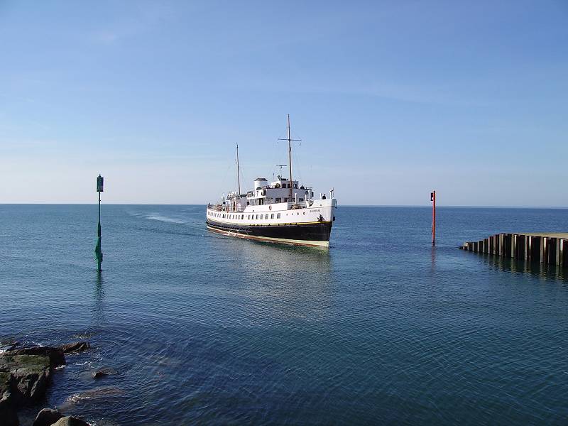 The Balmoral approaches the harbour
