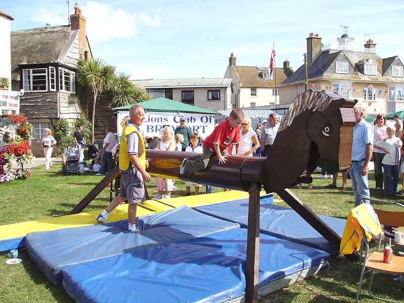 Who can stay on the horse's back?